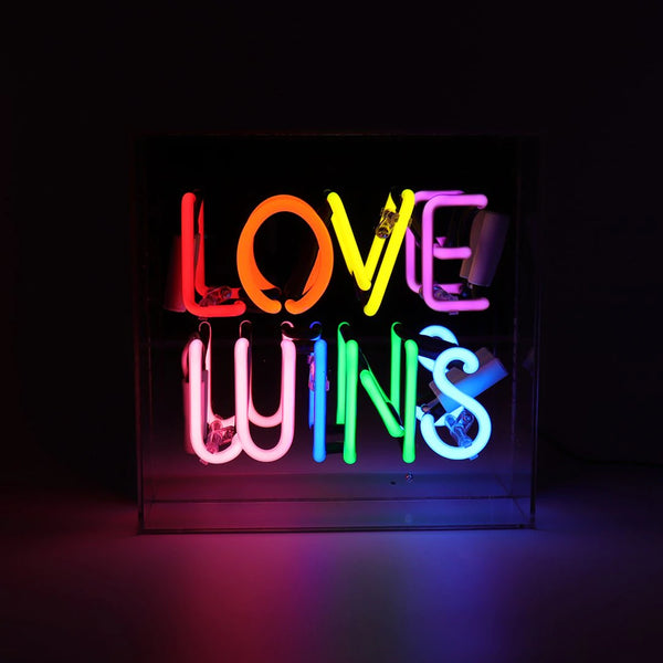 Neon-Sign "Love Wins"