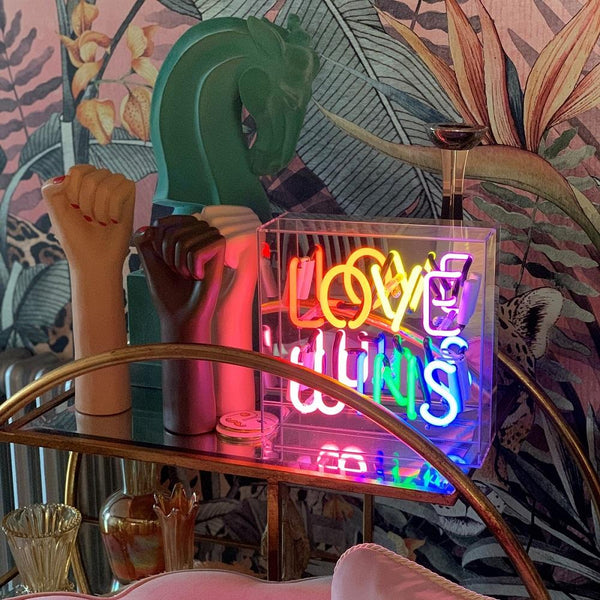 Neon-Sign "LOVE WINS"